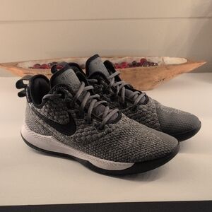 Nike Lebron Witness 3 Men’s Basketball Shoes Size 9.5 Dark Grey/Black